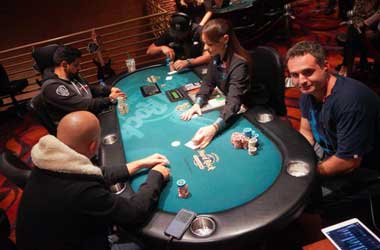 Meja Poker Empat Tangan